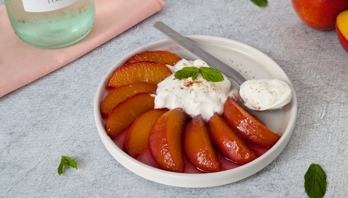 Piatto con pesche glassate al vino bianco