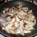 Ravioli ai funghi con fonduta di tartufi