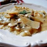Ravioli ai funghi con fonduta di tartufi