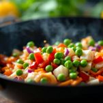 Verdure e piselli in cottura nel wok