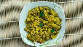 Riso condito con curry e piselli
