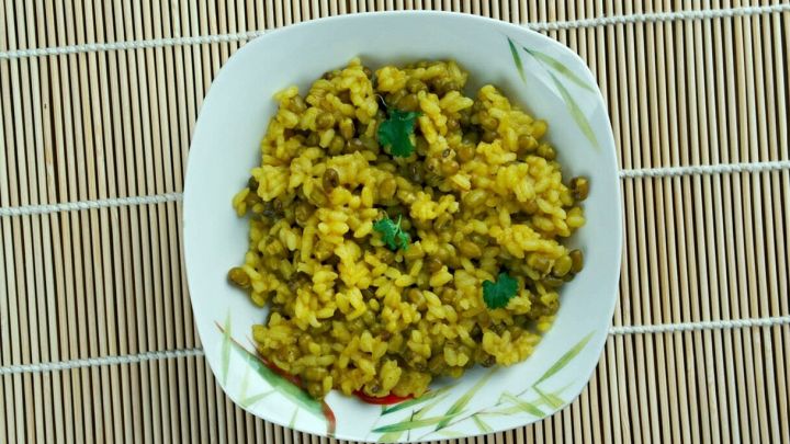 Riso condito con curry e piselli