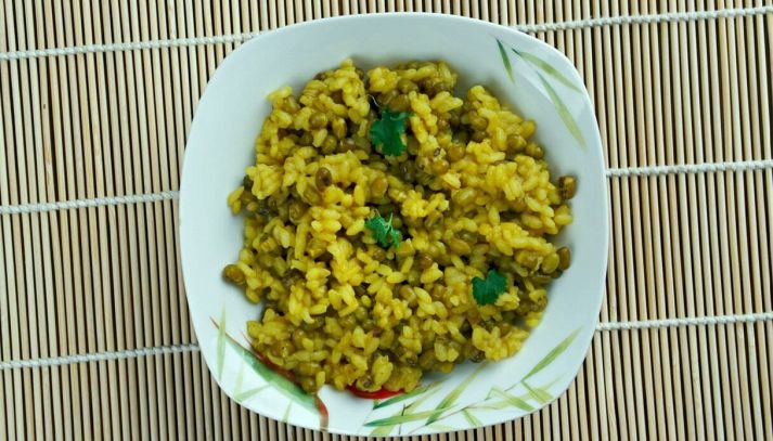 Riso condito con curry e piselli
