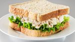 Sandwich con tonno in insalata