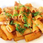 Sedani con pomodoro, cipolla e ricotta