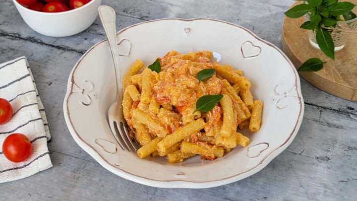 Sedani al pomodoro con cipolla e ricotta