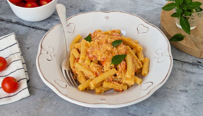 Sedani al pomodoro con cipolla e ricotta
