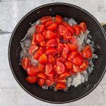 Aggiungere pomodori in padella