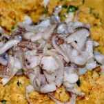 Spaghetti con piselli e calamari
