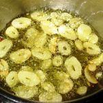 Spaghetti con piselli e calamari