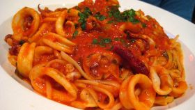 Spaghetti calamari e piselli