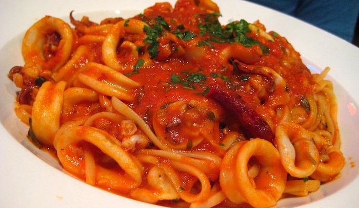 Spaghetti calamari e piselli