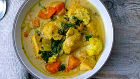 Spezzatino di pollo al curry con legumi