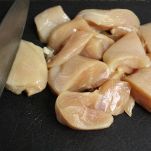 Spiedini di pollo e uva bianca