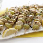 Spiedini di pollo e uva bianca