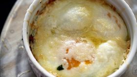 Tegamini di uova Talucco e tartufo bianco d'Alba