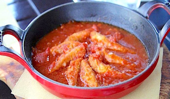 Triglie al sugo di pomodoro e piselli