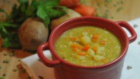 Zuppa di piselli secchi con verdure