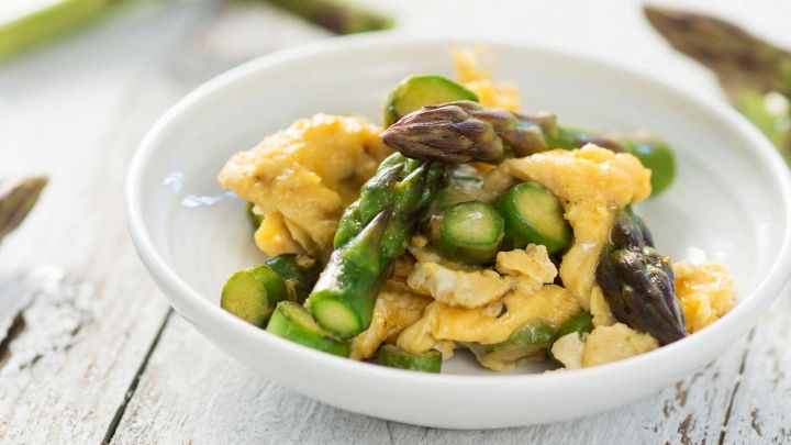 Ricetta uova strapazzate con asparagi verdi