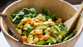 Insalata africana con avocado e arachidi