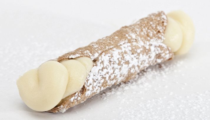 Cannoli alla banana in salsa di fragole