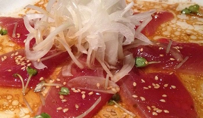 Carpaccio di tonno con cipollotti