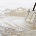 Ciotola di vetro con panna montata