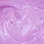 Crema di panna, fragole, mirtilli e more