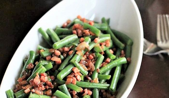 Fagiolini con pancetta e cipolle
