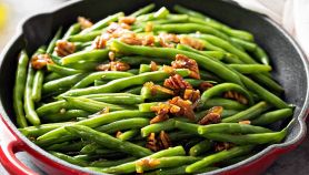 Fagiolini e pancetta in padella con cipolle