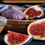 Fichi tagliati a metà con ciotolina di miele per condire