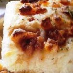 Focaccia di patate con scamorza e salsiccia