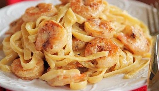 Fritto di tagliatelle in salsa di gamberetti