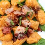 Gnocchi di patate con pancetta e basilico