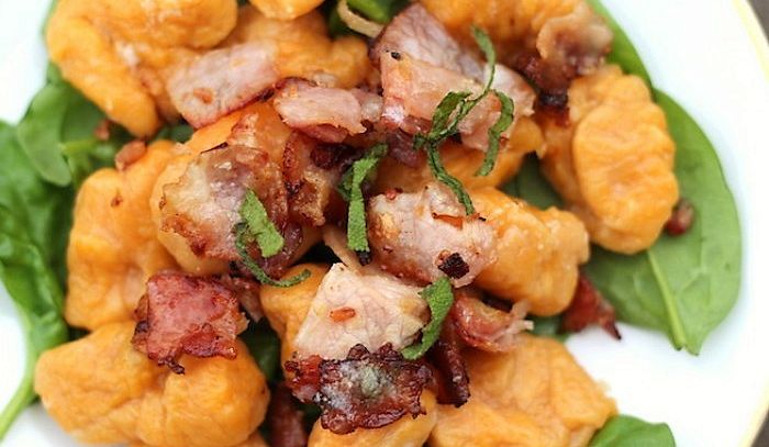 Gnocchi di patate con pancetta e basilico