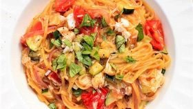 Linguine con rombo, zucchine e pomodoro