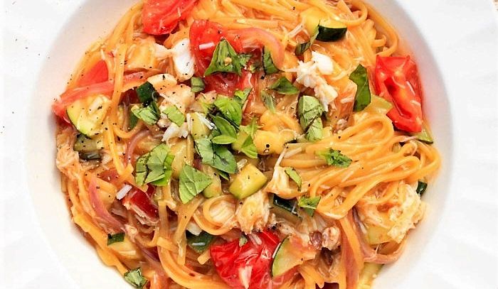 Linguine con rombo, zucchine e pomodoro