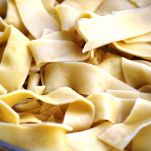 Paglia e fieno con salsa di gamberi e vodka