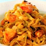 Paglia e fieno con salsa di gamberi e vodka