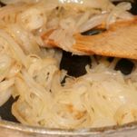 Pesce e gamberi con spinaci e cocco