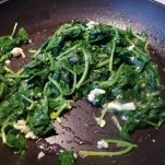 Pesce e gamberi con spinaci e cocco