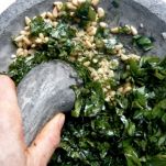 Piatto terra mare con pesto alla rucola e porri