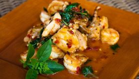 Pollo saltato in padella con peperoncino e basilico