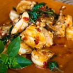 Pollo saltato con peperoncino e basilico