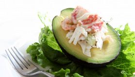 Gamberi e polpa di granchio con avocado
