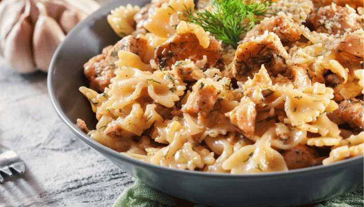 Farfalle con salmone affumicato e aneto  --- (Fonte immagine: https://wips.plug.it/cips/buonissimo.org/cms/2012/03/progetto-senza-titolo-10.png?w=713&a=c&h=407)