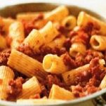 Rigatoni con salsiccia, semi di finocchio e sugo