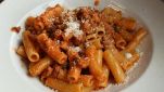 Rigatoni con salsiccia, semi di finocchio e sugo