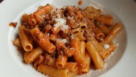 Rigatoni con salsiccia, semi di finocchio e sugo