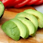 Scampi su petali di avocado